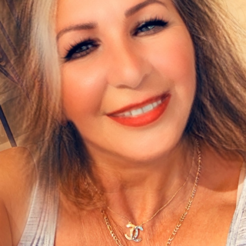 Meet Hanan Trusted Seller 5* Rating Fast shipping Posh Ambassador